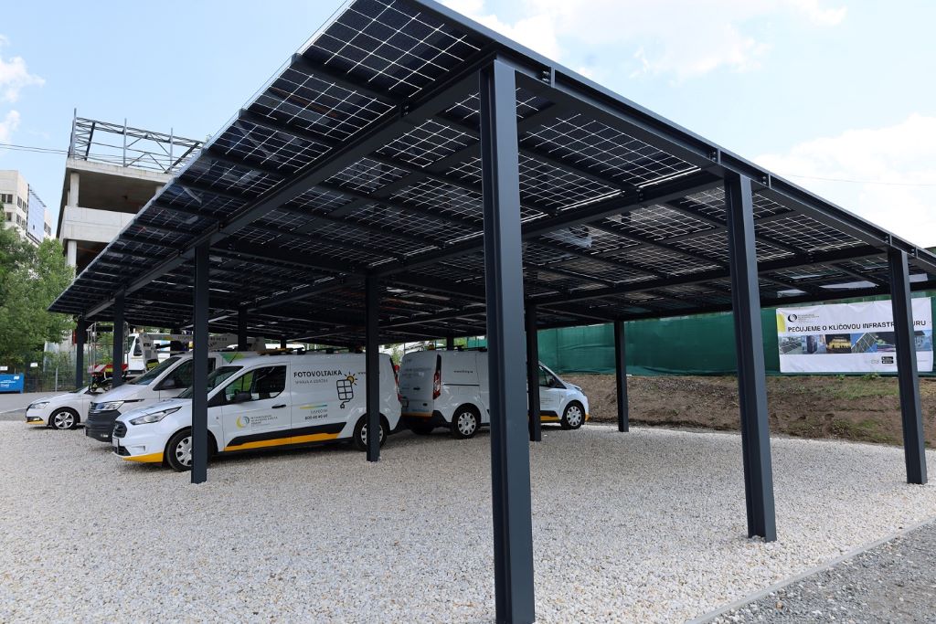 Spustili solárny carport s akumulačnou nabíjacou stanicou 